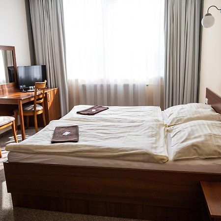 City Hotel B&B, Reception 24 7, 800M Od-From R1, Free Parking Banská Bystrica Exterior foto