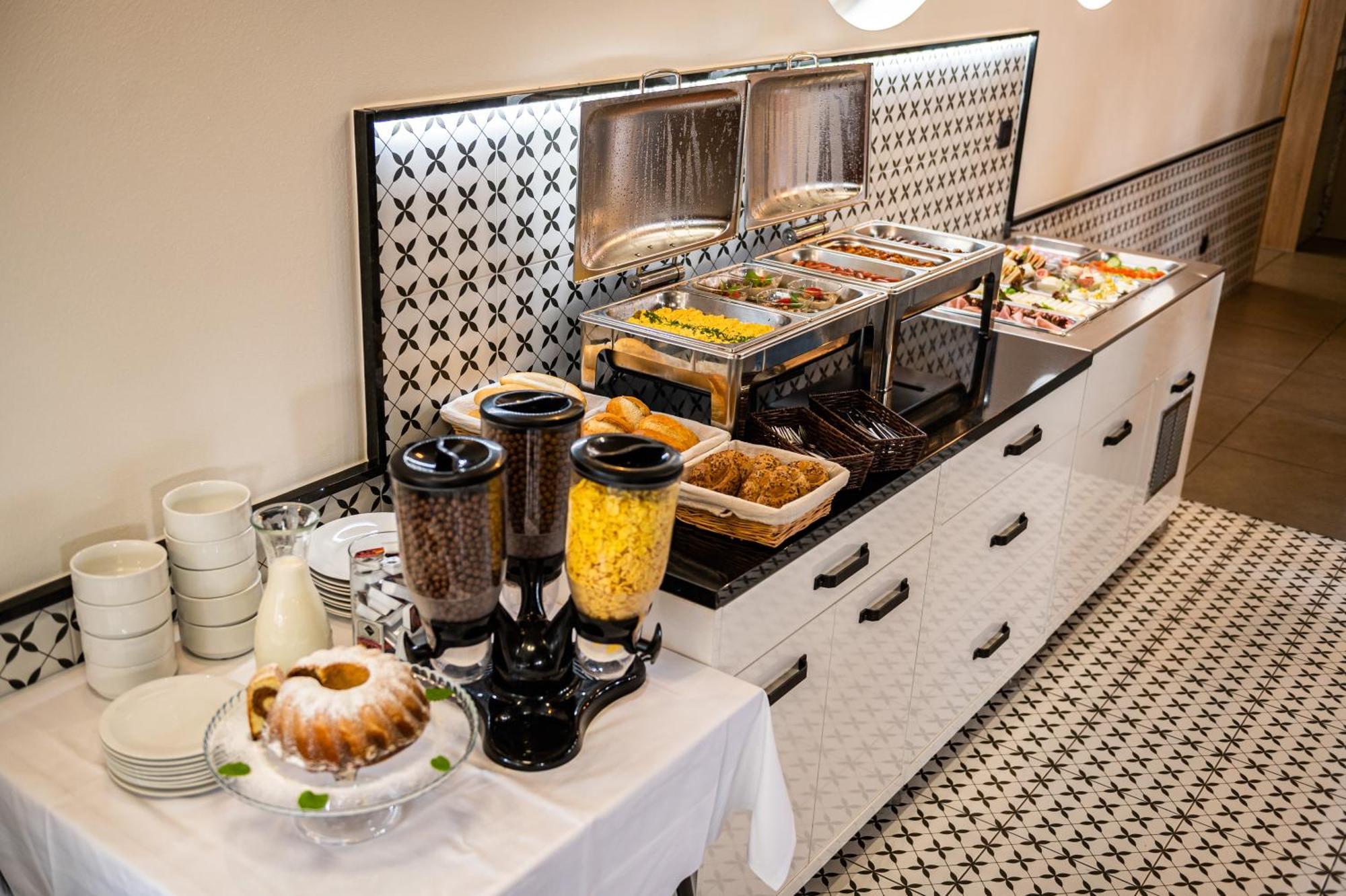 City Hotel B&B, Reception 24 7, 800M Od-From R1, Free Parking Banská Bystrica Exterior foto